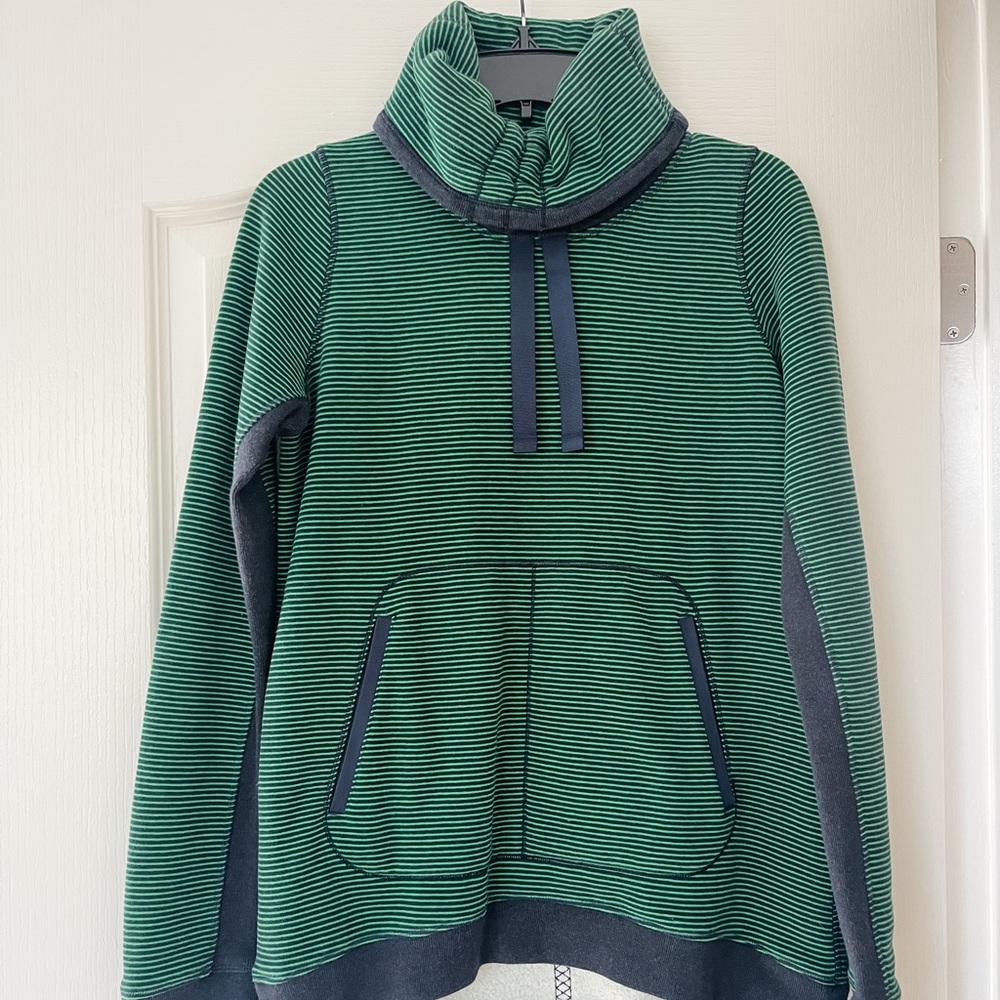 Striped sweatshirt from Lululemon, size 6💚